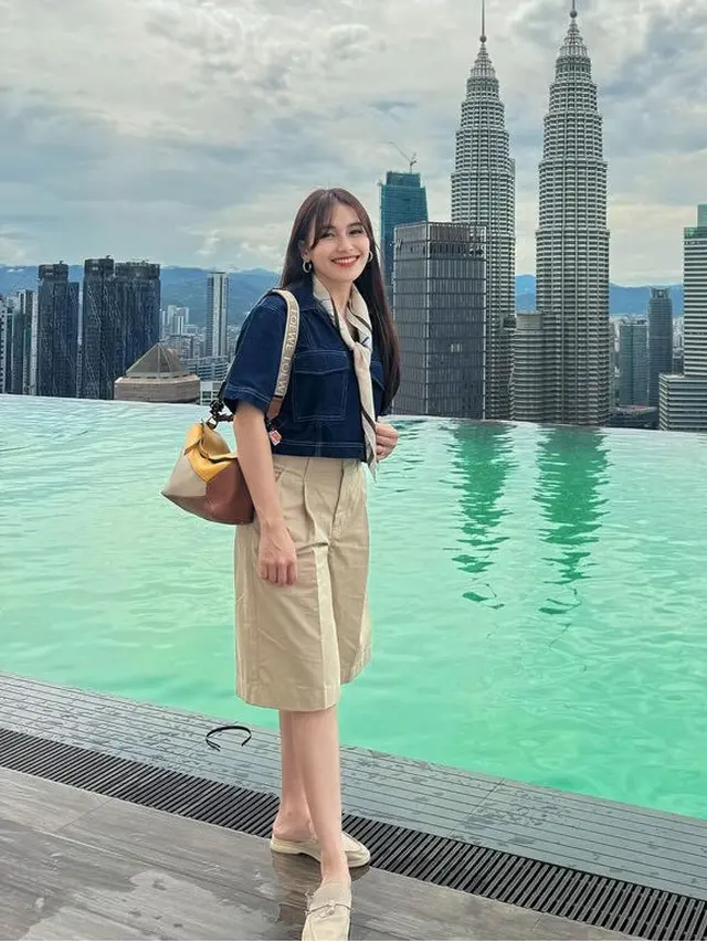 Ayu Ting Ting Mengenakan Sandal yang dengan Nagita Slavina. [@ayutingting92]