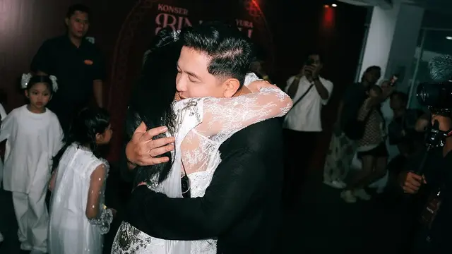 Potret Donne Maula Beri Dukungan ke Yura Yunita saat Konser. (instagram/donne_maula)