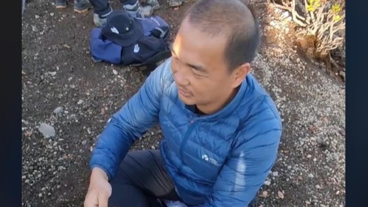 Bapak-bapak Kreatif Buka Jasa Cas Ponsel untuk Pendaki Gunung