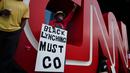 Orang-orang menggelar aksi protes di kantor pusat CNN di Atlanta, Georgia, Jumat (29/5/2020). Massa yang mengecam kematian George Floyd (46) oleh polisi melakukan vandalisme dan perusakan gedung CNN pusat. (Elijah Nouvelage/Getty Images/AFP)