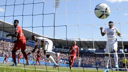 Pemain PSG, Serge Aurier (tengah), mencetak gol ke gawang Lyon dalam final Piala Super Prancis 2015 di Stadion Stade Saputo, Montreal, Minggu (2/8/2015) dini hari WIB. (AFP Photo/Franck Fife)