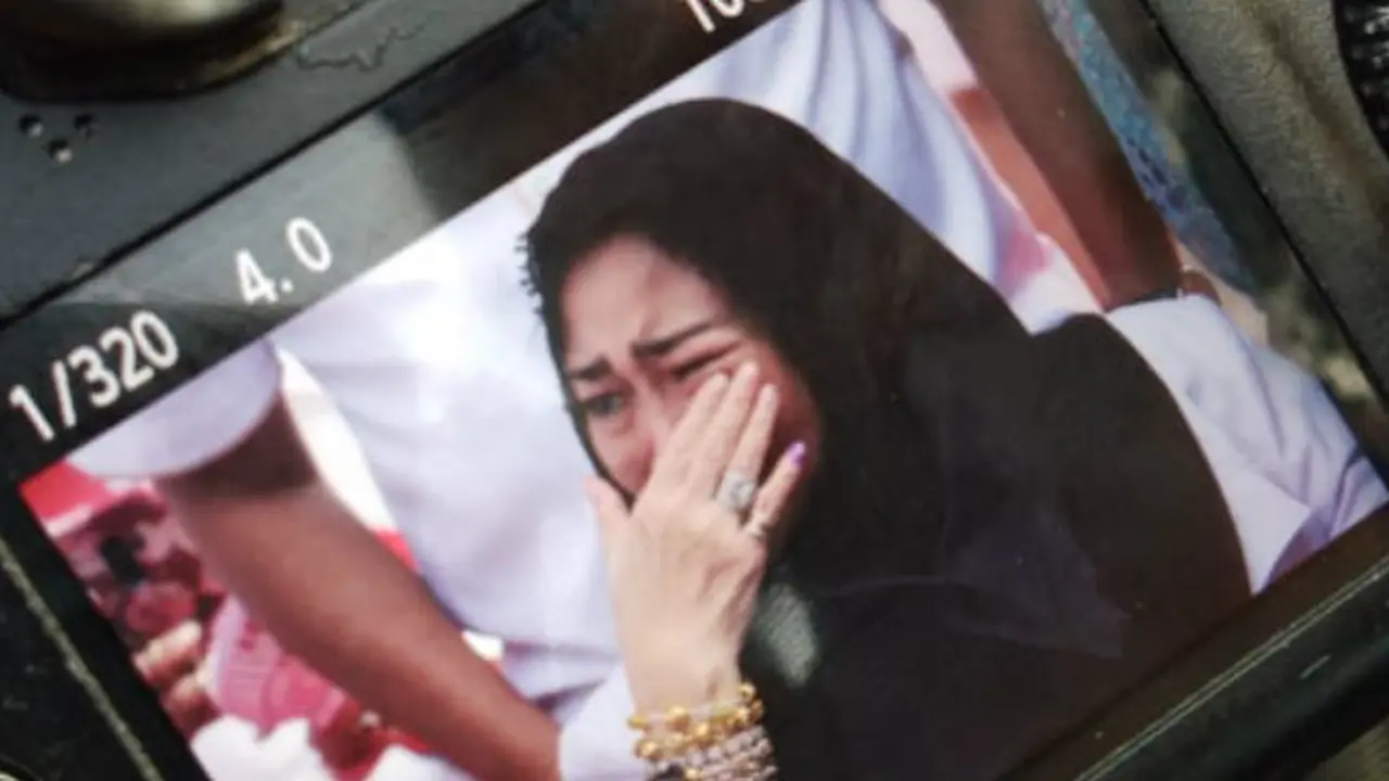 Rachmawati nangis