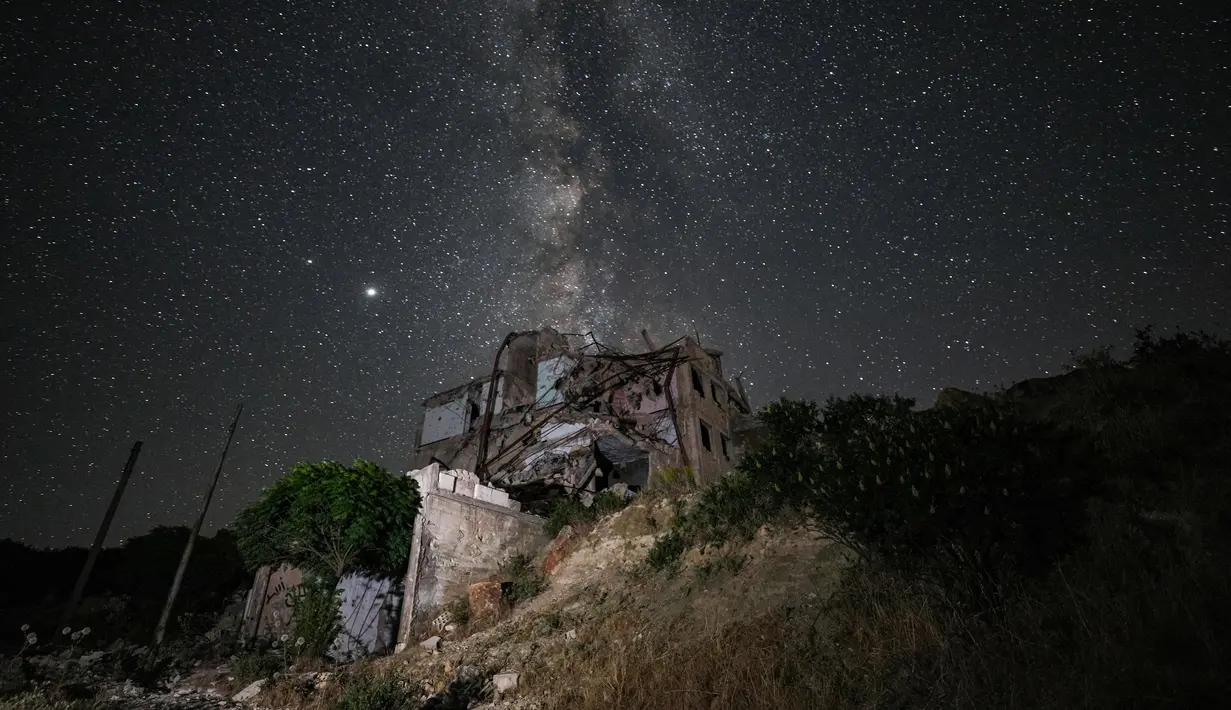 Galaksi Bima Sakti menghiasi langit malam terlihat dari Kota Ariha, Provinsi Idlib, Suriah, Sabtu (27/6/2020). (Omar HAJ KADOUR/AFP)