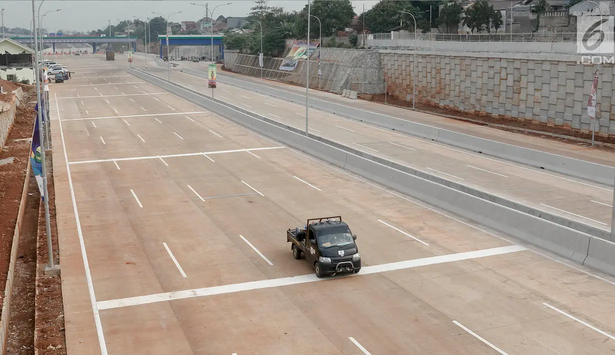 Mobil melintas di dekat proyek Tol Depok-Antasari (Desari) seksi 1 di Jakarta Selatan, Selasa (17/7). Direncanakan tol seksi 1 yang menghubungkan Antasari-Brigif tersebut diresmikan pada Agustus 2018 mendatang. (Liputan6.com/Immanuel Antonius)