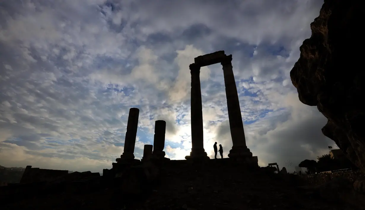 Sejumlah wisatawan mengunjungi situs arkeologi Citadel di Amman, ibu kota Yordania (26/11/2020). Situs arkeologi Citadel adalah sebuah situs bersejarah di pusat kota Amman, ibu kota Yordania. (Xinhua/Mohammad Abu Ghosh)