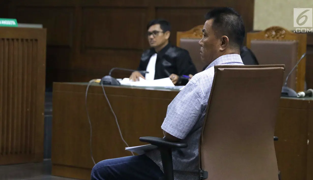 Benhur Lalenoh, pengusaha yang juga timses mantan Bupati Kepulauan Talaud, Sri Wahyumi Maria Manalip saat menjalani sidang dakwaan di Pengadilan Tipikor, Jakarta, Senin (23/9/2019). Benhur didakwa dalam dugaan suap revitalisasi Pasar Lirung dan Pasar Beo TA 2019. (Liputan6.com/Helmi Fithriansyah)