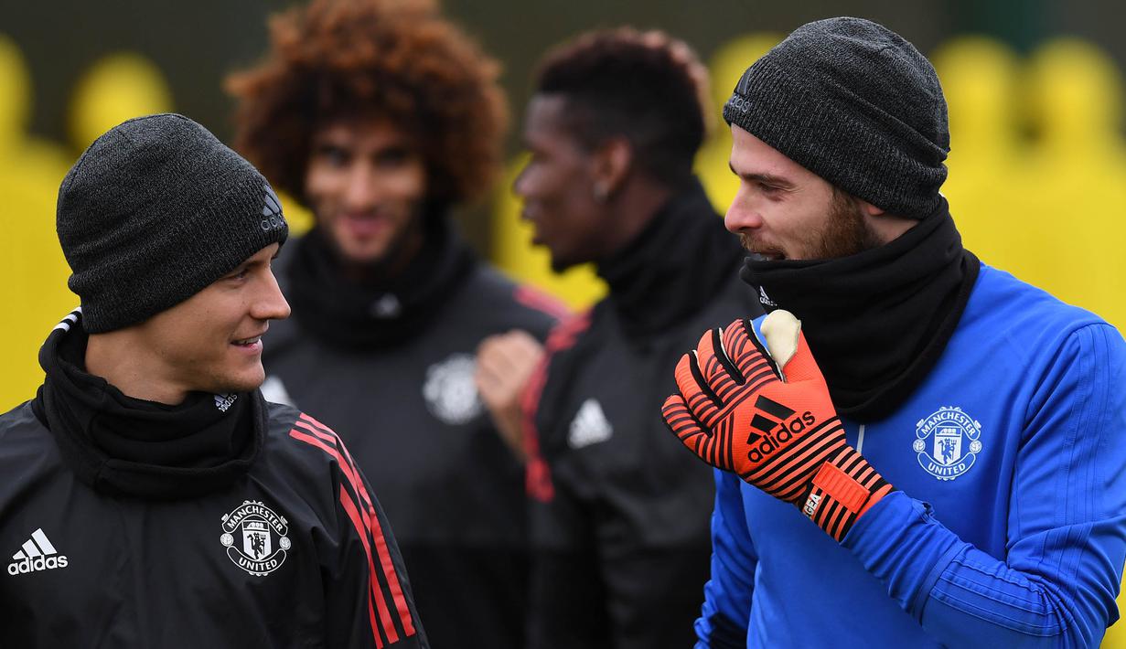 Pemain Manchester United, Ander Herrera berdiskusi dengan David De Gea saat berlatih di kompleks latihan dekat Carrington, Manchester, Selasa (21/11/2017). MU akan melawan Basel pada lanjutan Liga Champions. (AFP/Paul Ellis)