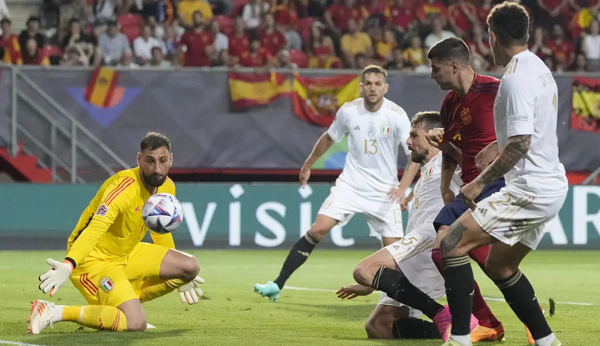<p>Spanyol langsung menekan pertahanan Italia sejak awal laga. Hasilnya, pertandingan baru berjalan tiga menit, mereka sudah unggul berkat gol Pino, yang memanfaatkan kesalahan pemain lawannya. (AP Photo/Martin Meissner)</p>