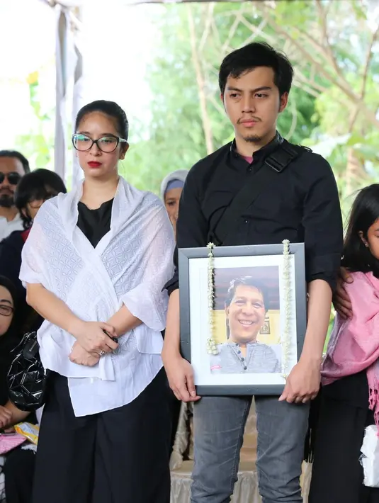 Ia tampak tidak bisa menyembunyikan duka mendalam atas kepergian sang ayah, R. Sumiharso untuk selamanya. (Daniel Kampua/Bintang.com)