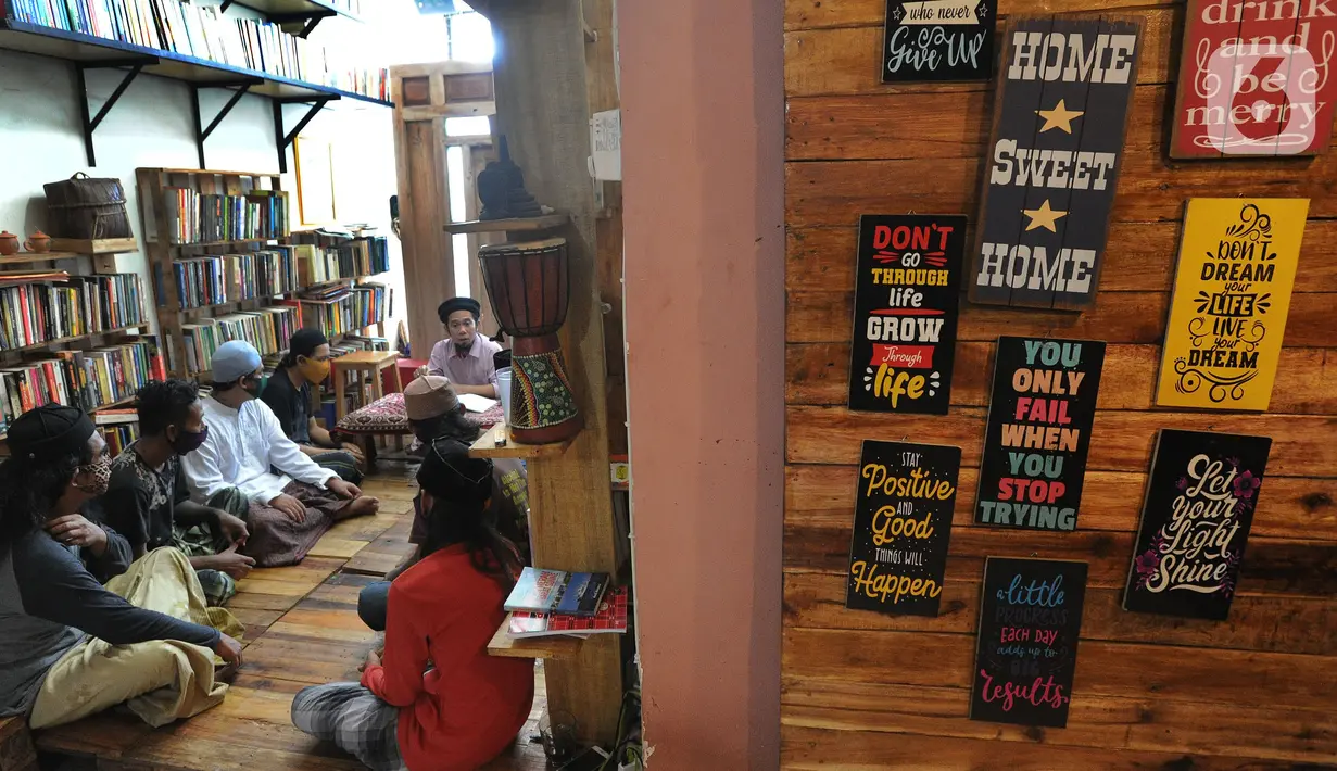 Pendekatan tasawuf dengan menitikberatkan pemahaman tauhid kepada Allah SWT  membawa perubahan besar anak punk dan jalanan untuk memperbaiki diri menjauhi perbuatan yang dilarang agama, seperti narkoba, mencuri, pergaulan seks bebas dan berbagai perbuatan kriminal lainnya.  (merdeka.com/Arie Basuki)
