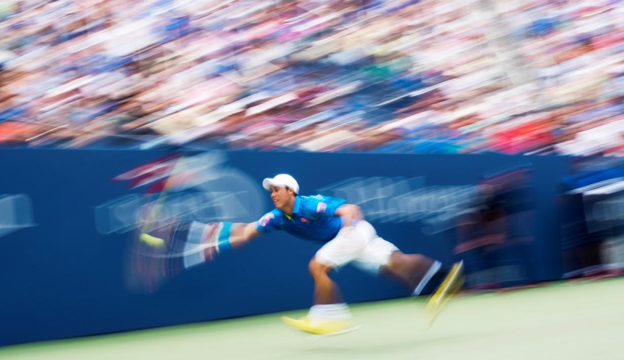 Aksi petenis putra Jepang, Kei Nishikori, dalam babak pertama Turnamen Tenis AS Terbuka di New York, AS. (31/8/2015). (EPA/Justin Lane)