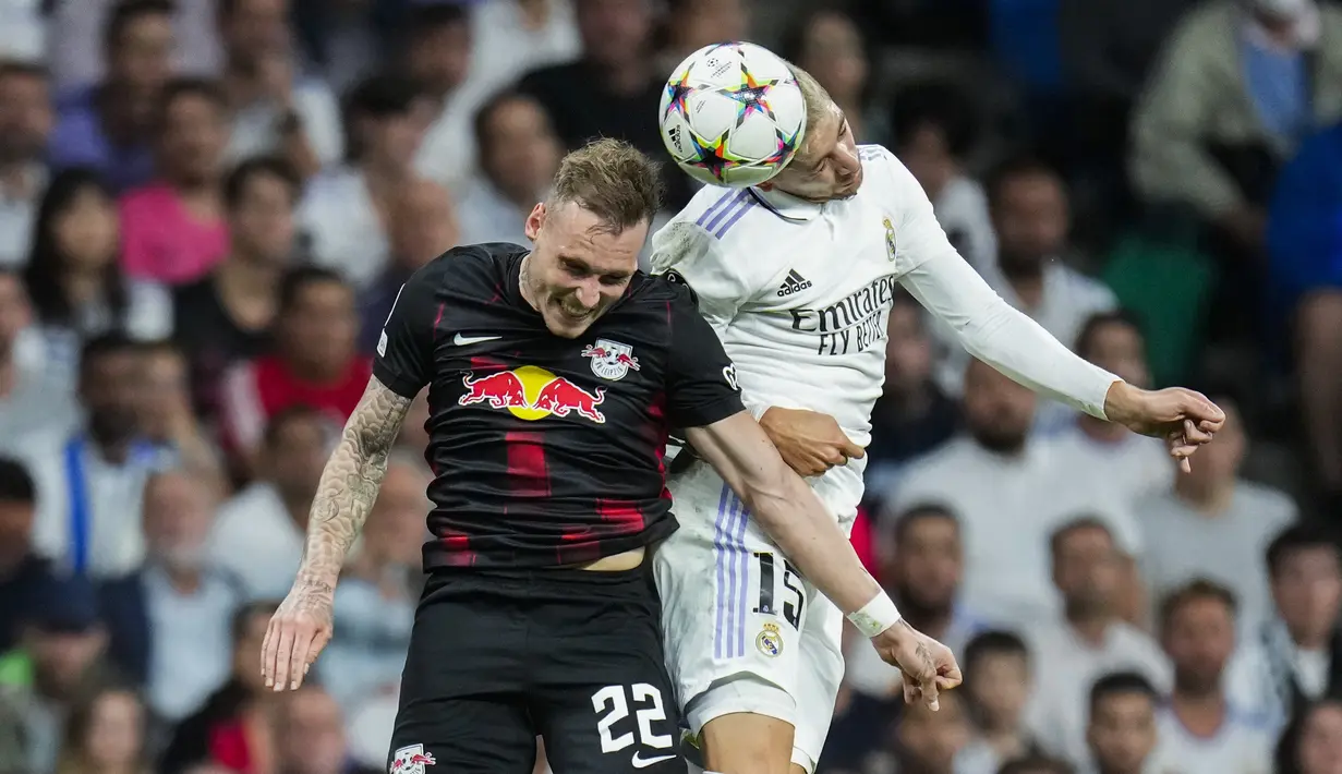 Gelandang Real Madrid Federico Valverde melakukan sundulan dengan bek Red Bull Leipzig David Raum  pada matchday 2 Liga Champions berlangsung di Santiago Bernabeu, Kamis (15/9/2022) dini hari WIB. Real Madrid menang susah payah 2-0 kala menjamu RB Leipzig. (AP Photo/Manu Fernandez)