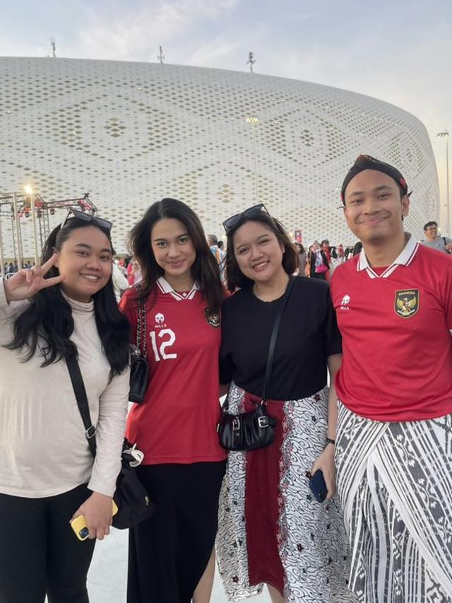 7 Potret Azizah Salsha dan Adiba Khanza Dukung Suami Lawan Jepang di Qatar