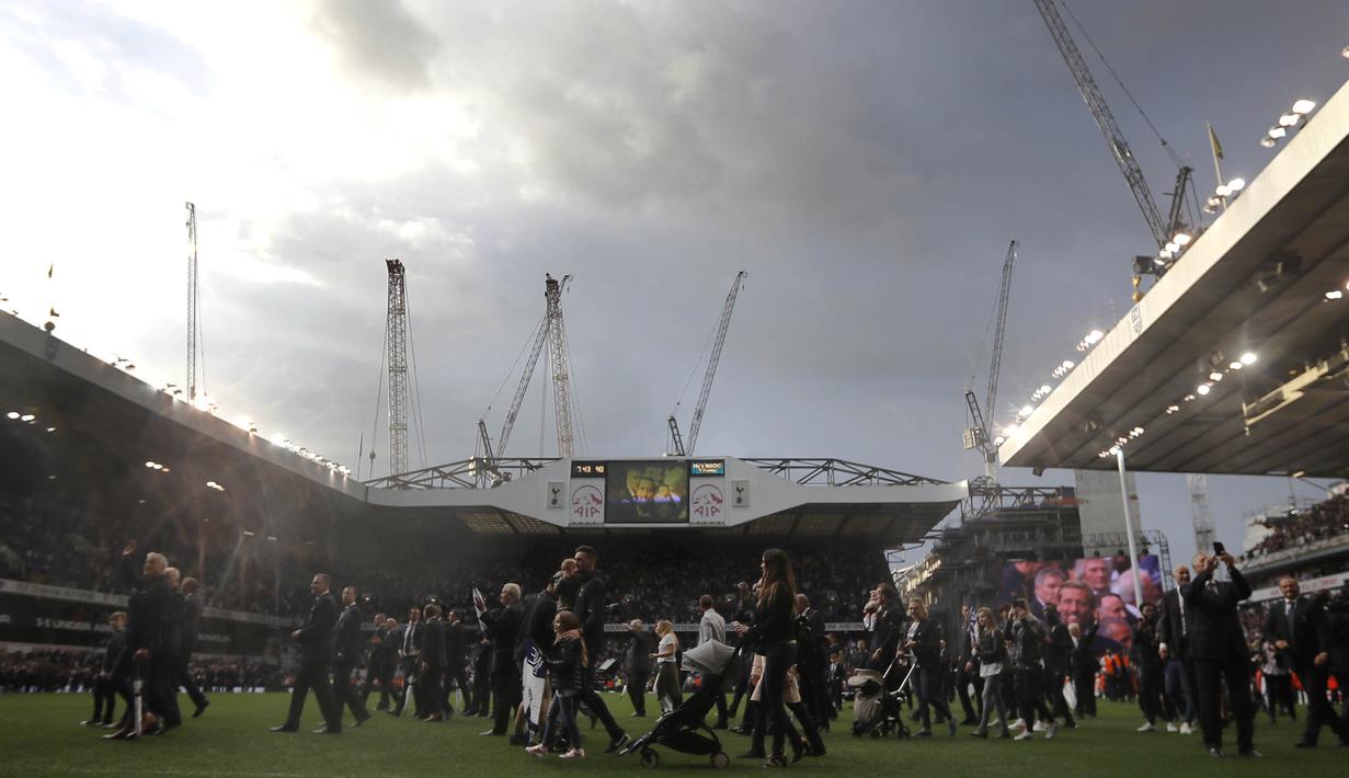 Suporter tumpah ruah di lapangan usai laga Tottenham melawan Manchester United di stadion White Hart Lane, (14/05/2017). Laga tersebut merupakan laga terakhir di White Hart Lane setelah 118 tahun menempati stadion tersebut. (AP/Frank Augstein)