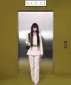 Hanni NewJeans menghadiri show Gucci di Milan Fashion Week, Jumat, 24 Februari 2023. Ia tampil mengenakan setelah putih dengan variasi lehernya. Ia membawa handbag dan mengenakan sandal tinggi. @gucci