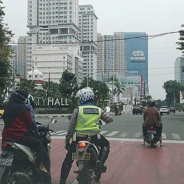 Kumpulan Potret Ketabahan Polisi Menghadapi Tingkah Laku Pemotor (ist)