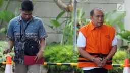 Kadis Pendidikan Kabupaten Cianjur, Cecep Sobandi dengan tangan terborgol tiba untuk pemeriksaan di Gedung KPK, Jakarta, Rabu (2/1). Mulai tahun 2019 ini, KPK mulai menerapkan peraturan tentang pemborgolan tahanan korupsi. (Merdeka.com/Dwi Narwoko)