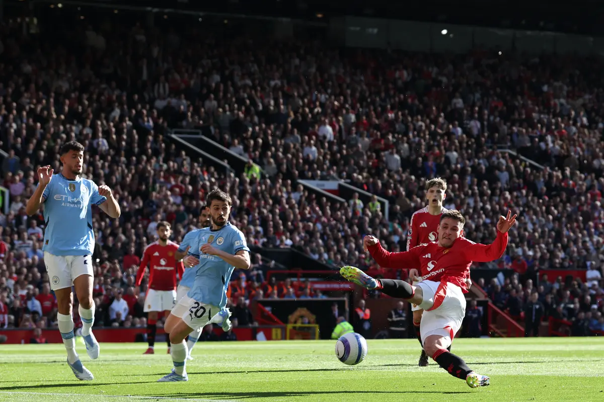 Duel sengit Manchester United vs Manchester City di Liga Inggris 2024/2025