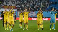 Para pemain Belgia menyapa suporter usai mengalahkan Rusia pada laga Kualifikasi Piala Eropa 2020 di Gazprom Arena, Saint Petersburg, Sabtu (16/11). Rusia kalah 1-4 dari Belgia. (AFP/Olga Maltseva)