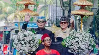 Gubernur Jabar Ridwan Kamil dan Wali Kota Bogor Bima Arya naik kereta kencana dari Balai Kota menuju Gedung DPRD Kota Bogor, Sabtu (3/6/2023) pagi. (Liputan6.com/Achmad Sudarno)