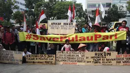 Sejumlah warga Pulau Pari menggelar aksi di depan PN Jakarta Utara, Kamis (12/7). Mereka menolak dugaan kriminalisasi terhadap Ketua RW Pulau Pari Sulaiman dalam kasus penyerobotan lahan. (Liputan6.com/Arya Manggala)