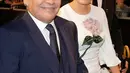 Pesepakbola legendaris Argentina, Diego Maradona mengandeng tangan kekasihnya, Rocio Oliva saat tiba menghadiri The Best FIFA Football Awards 2017 di London, (23/10). Rocio Oliva merupakan mantan pemain sepak bola wanita. (AP Photo/Alastair Grant)