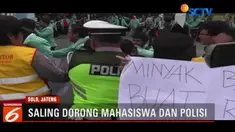 Ratusan mahasiswa yang mencoba memblokade jalan Jendral Sudirman di depan Balaikota Solo terlibat saling dorong dengan polisi.
