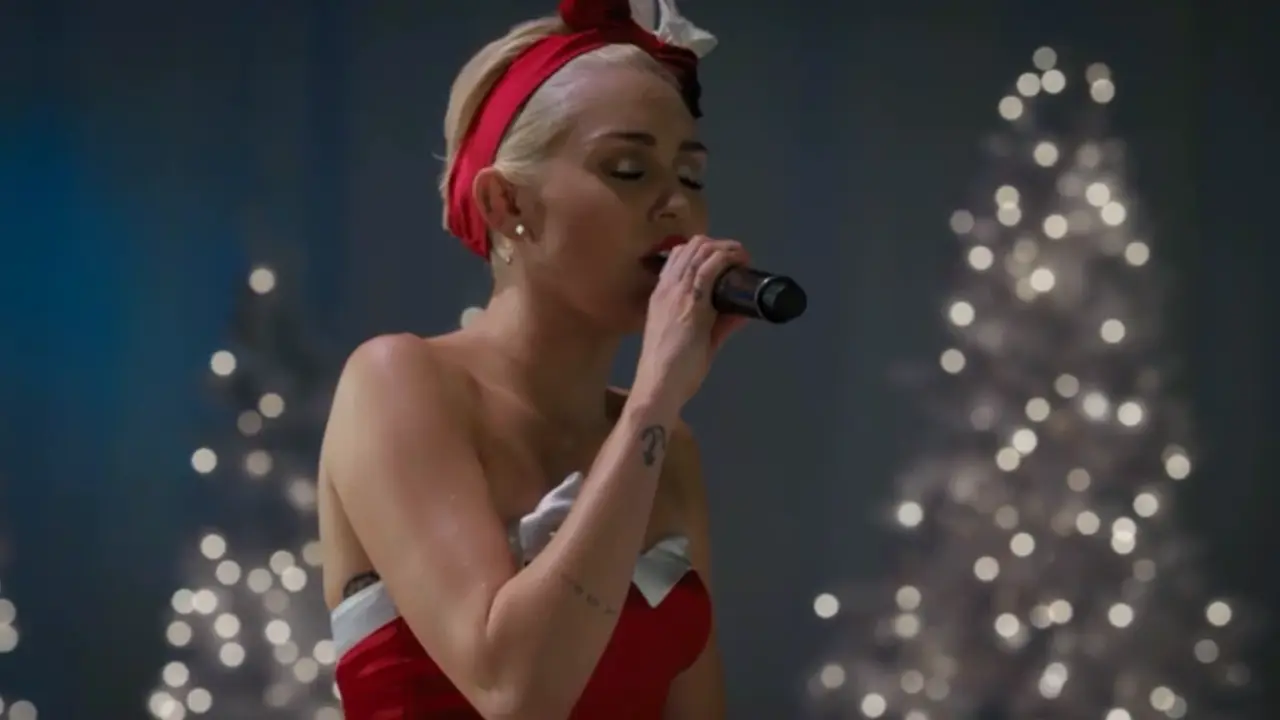 Menyanyikan lagu Natal Klasik Silent Night, Miley Cyrus buktikan kualitasnya sebagai seorang penyanyi.