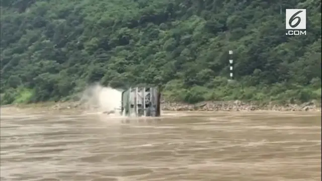 Sebuah kapal pengangkut pasir terbalik di sungai Yangtze, China. Penumpang kapal yang berjumlah 7 orang berhasil diselamatkan.