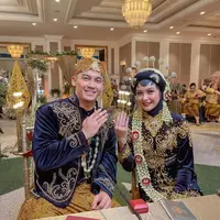 Revalina dan Samuel berperan sebagai pengantin dengan adat Jawa. Terlihat dari baju adat yang mereka kenakan. [@vatemat]