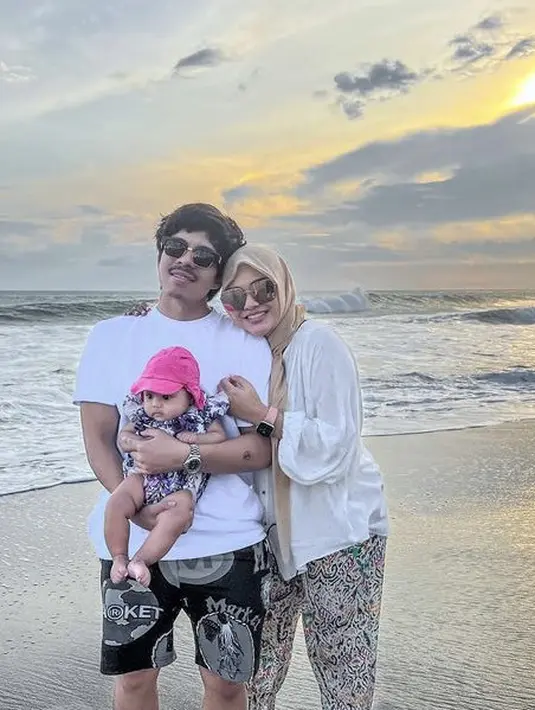 Aurel Hermansyah mengenakan kemeja hitam, dipadukan kerudung coklat dan celana bermotif. [Instagram/@aurelie.hermansyah]