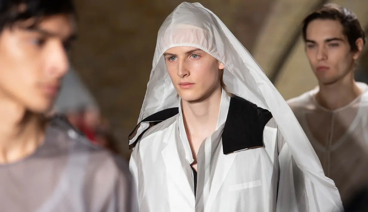Seorang model memperagakan busana kreasi dari perancang Inggris, Craig Green selama gelaran London Fashion Week Men's di London pada 7 Januari 2019. Craig Green memamerkan pakaian untuk Musim Gugur/Musim Dingin 2019. (NIKLAS HALLE'N/AFP)