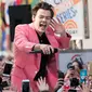 Ekspresi penyanyi Harry Styles saat tampil di acara NBC "Today" di Rockefeller Plaza, New York (9/5). Menjelang perilisan album solonya, Harry Styles menghibur ribuan penggemarnya di luar Rockefeller Center. (Charles Sykes/Invision/AP)