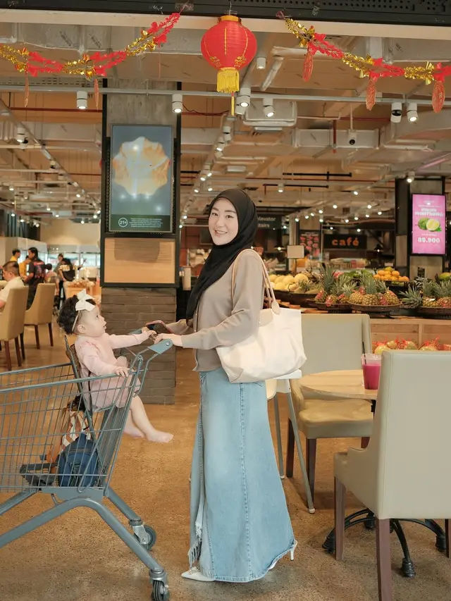 6 Gaya Outfit Larissa Chou saat Momong Anak Kedua, Tetap Modis dan Anggun