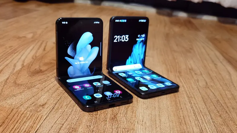 [kiri-kanan] Samsung Galaxy Z Flip4 dan Oppo Find N2 Flip. Liputan6.com/Iskandar