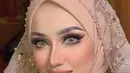 Bisa jadi inspirasi makeup look untuk pernikahan. Bagaimana menurutmu tampilan istri Reza Zakarya ini, Sahabat Fimela? [@reza_zakarya_daa/adelahaddad17]