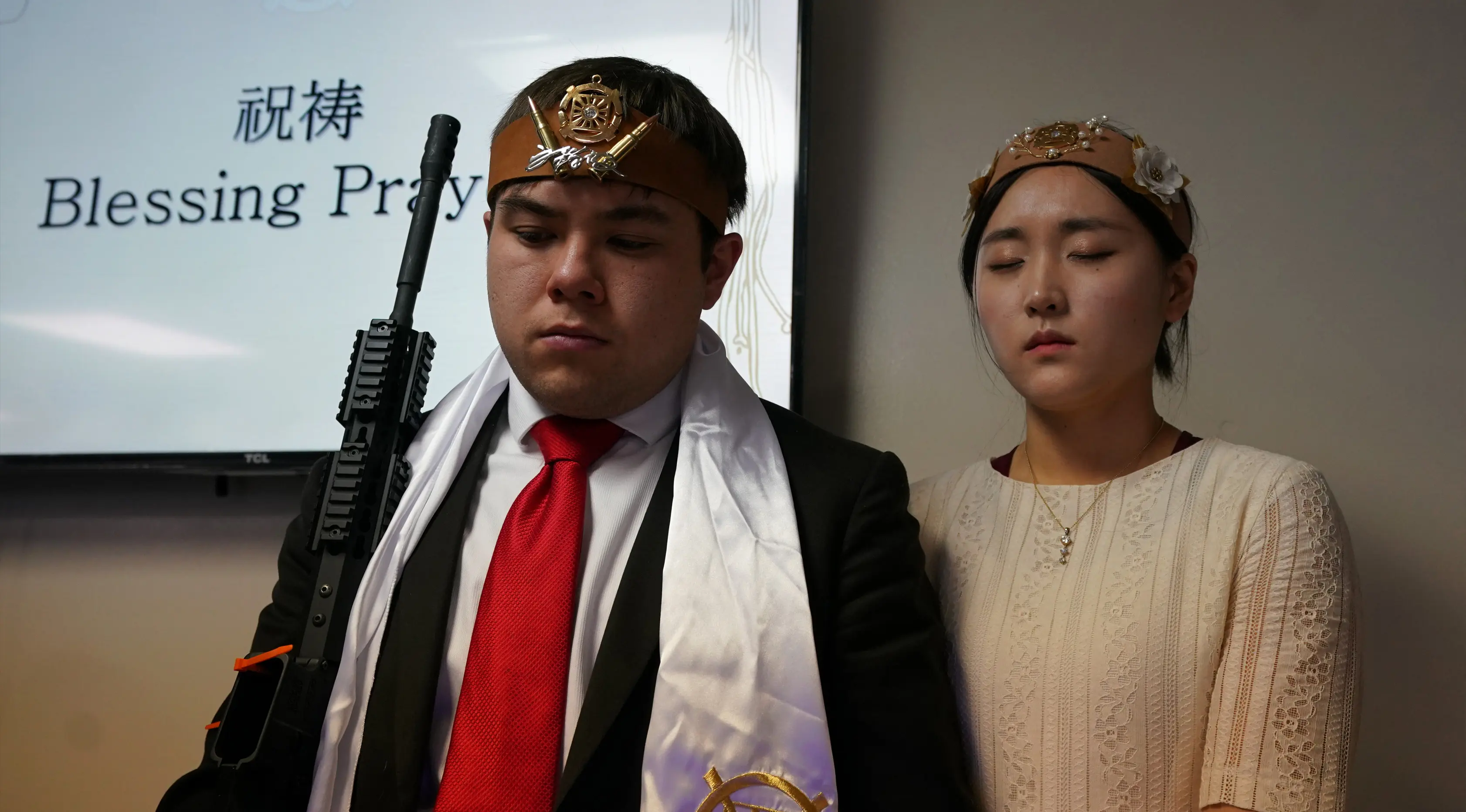 Jemaah The World Peace and Unification Sanctuary memegang senapan AR-15 saat mengikuti pemberkatan pernikahan di Newfoundland, Pennsylvania (28/2). (AFP/Don Emmert)