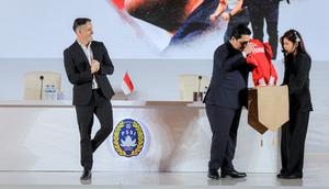 Pelatih Timnas Indonesia, John Herdman, tampak tersenyum saat Ketua PSSI, Erick Thohir, akan memberikan jersey pada acara perkenalan pelatih baru Timnas Indonesia di Hotel Mulia Senayan, Jakarta, Selasa pagi (13/1/2026). (Bola.com/Bagaskara Lazuardi)