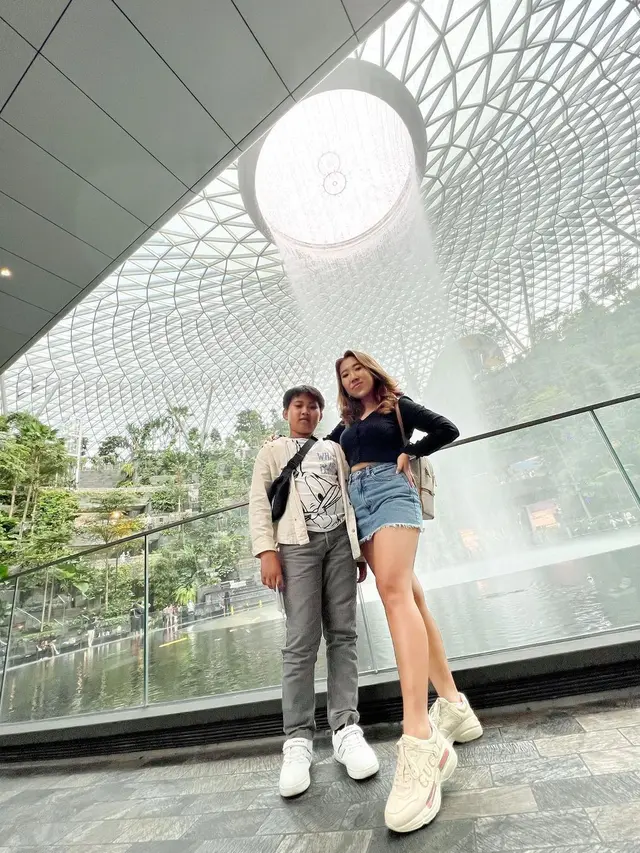 7 Momen Liburan Kiky Saputri di Singapura, Penampilannya Curi Perhatian