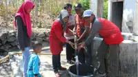 Anggota FKMSM memberikan bantuan air bersih kepada warga di Dusun Gunung Botak, Karangmojo, Weru, Sukoharjo, Minggu (16/9 - 2018). (Solopos/Bony Eko Wicaksono)