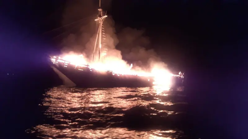 Kapal Yacht KM Puti Raja Terbakar di Selat Buton, Bawa Penumpang Bule dan WNI, Senin (19/4/2021).(Foto:Istimewa)