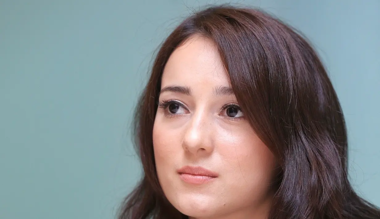 "Untuk mama, Julie bisa berada di sini, di possi seperti sekarang ini, karena mama. Terimakasih mama atas semua yang diberikan. Terimakasih atas doa-doanya," ucap Julie terisak, di Hotel Dharmawangsa, Jaksel, Selasa (22/11). (Adrian Putra/Bintang.com)