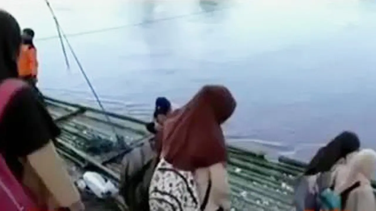 Siswa di Garut Terpaksa Sebrangi Sungai dengan Rakit Bambu