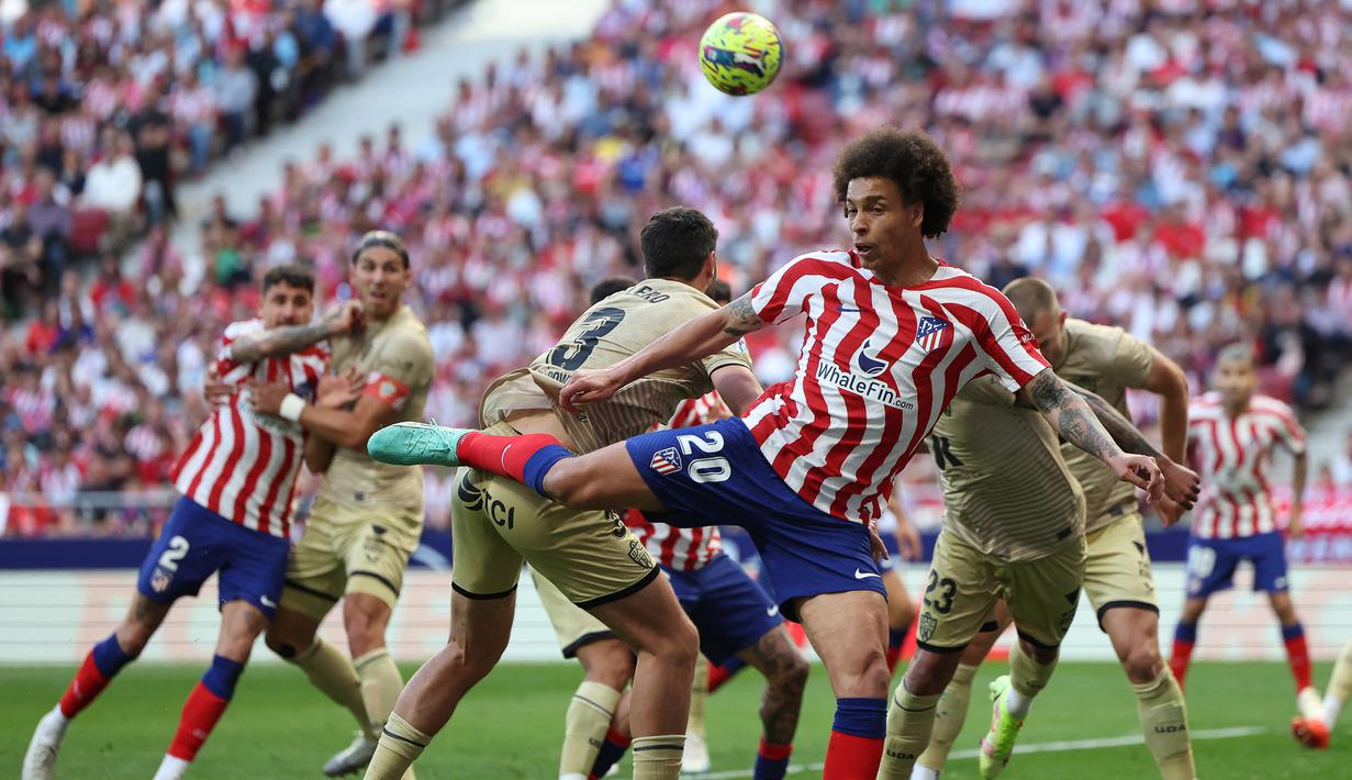 Gelandang Atletico Madrid, Axel Witsel berusaha menendang bola saat menghadapi Almeria pada laga Liga Spanyol 2022/2023 di Wanda Metropolitano Stadium, Madrid (16/4/2023). Axel Witsel didatangkan Atletico Madrid secara gratis dari Borussia Dortmund pada awal musim 2022/2023. Hingga kini sang pemain telah tampil dalam 43 laga di semua ajang dengan torehan 1 assist. (AFP/Pierre-Philippe Marcou)