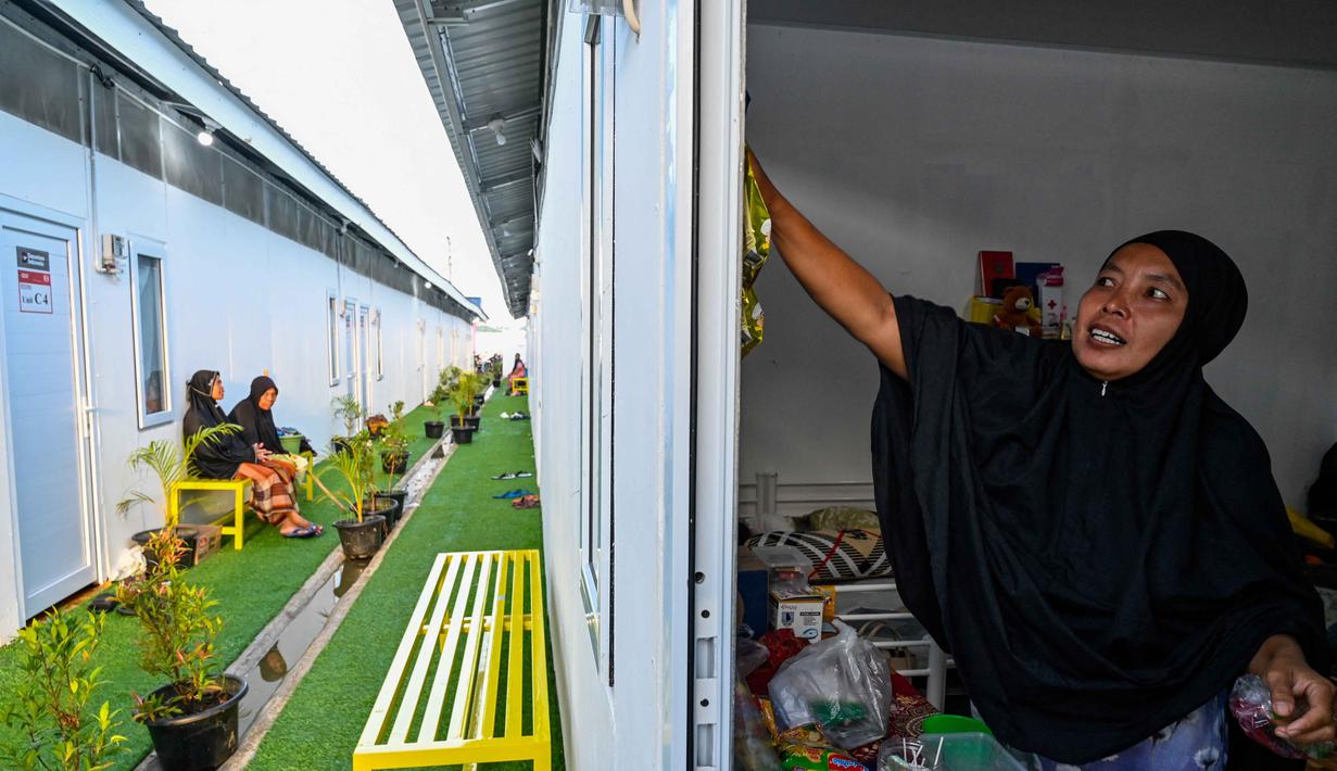 Kepala Posko Satgas Percepatan Rehabilitasi dan Rekonstruksi (PRR) pasca-bencana Sumatra, Safrizal ZA, dengan jumlah pembangunan huntara terbanyak adalah Aceh Utara sebanyak 2.254 unit. Tampak dalam foto, warga yang mengungsi terlihat menempati perumahan sementara yang dibangun oleh Badan Pengelola Investasi Daya Anagata Nusantara (Danantara) untuk para korban banjir di Meureudu, Kabupaten Pidie Jaya, provinsi Aceh, pada Minggu 22 Februari 2026, setelah banjir dan tanah longsor dahsyat melanda Sumatra, akhir tahun lalu. (CHAIDEER MAHYUDDIN/AFP)