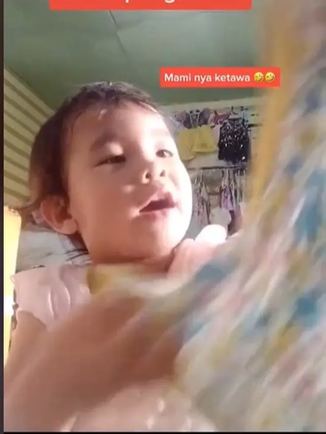 bocah bantu ibu berjualan baju