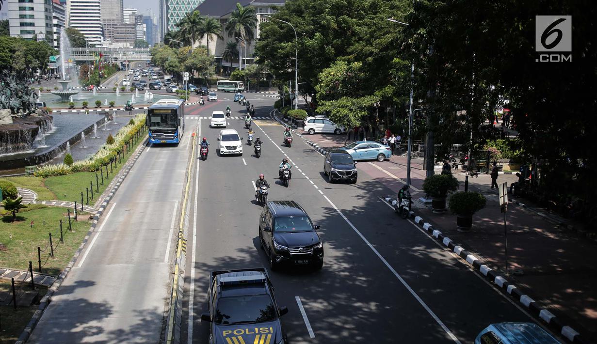 Sejumlah kendaraan melintas di Jalan Merdeka Barat, Jakarta, Rabu (19/6/2019). Hari ini jalan tersebut dibuka untuk umum di tengah berlangsungnya sidang ketiga sengketa Pilpres 2019. (Liputan6.com/Faizal Fanani)