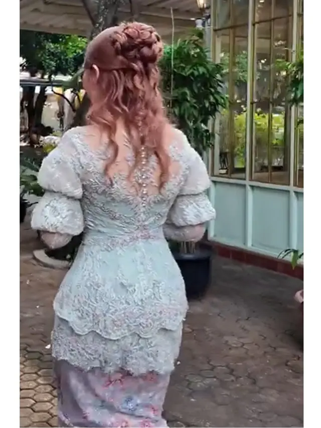 6 Potret Detail Kebaya Modern Nadin Amizah di Momen Lamaran, Anggunnya Klasik