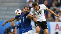 Pemain Jerman, Thomas Muller (kanan), berebut bola dengan pemain Italia, Giorgio Chiellini, pada perempat final Piala Eropa 2016 di Stadion Matmut Atlantique, Bordeaux, Minggu (3/7/2016) WIB. (AFP/Patrik Stollarz)
