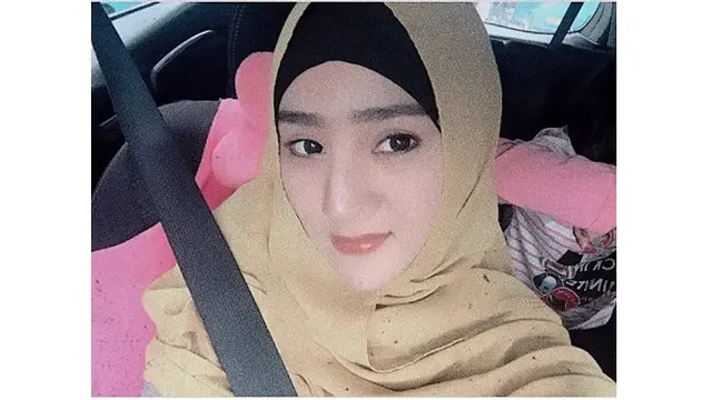 Pedangdut cantik ini kerap tampil cetar di atas panggung, namun di berbagai kesempatan ia juga tampil cantik dalam balutan hijab.